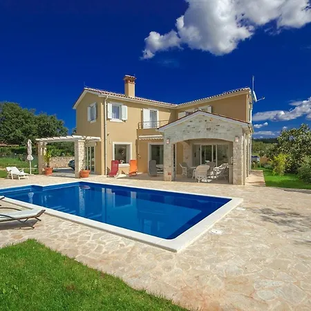 Larisa Villa Vosteni