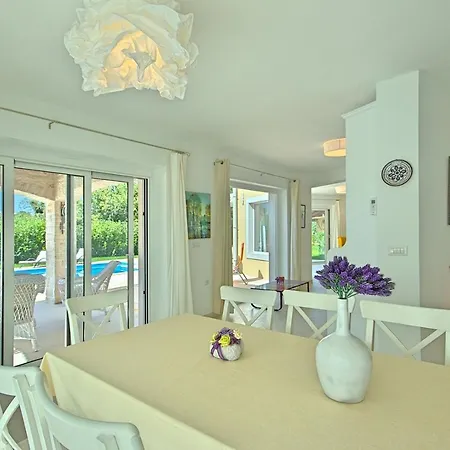 Villa Larisa Vosteni