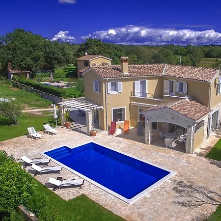 Villa Larisa *